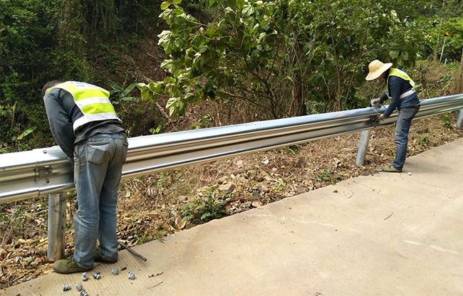 湖南高速公路护栏的定期维护与保养