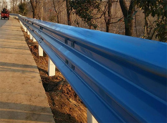 湖南公路波形护栏板的优点